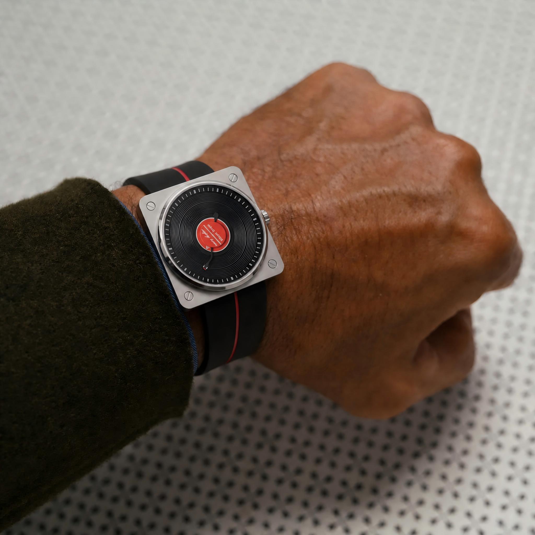 Orologio da Polso da Uomo al Q - Luxury Watch Holder For Men recensione e prezzo